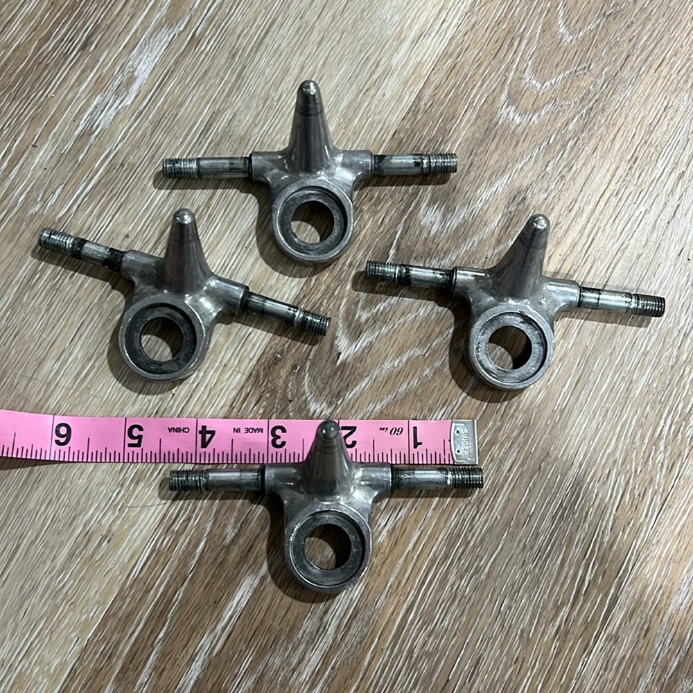 Set of narrow trucks for roller skating/quads/park skating